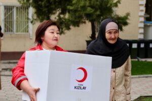 الهلال الأحمر التركي يرسل مساعدات غذائية إلى قيرغيزستان
