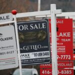 انخفاض مبيعات المنازل في تورونتو الكبرى في مارس، لكن المنافسة دفعت الأسعار للارتفاع، حسبما يقول مجلس العقارات