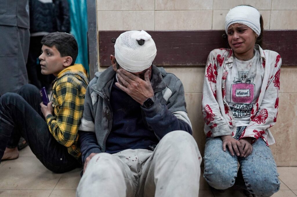 غارة جوية إسرائيلية تصيب فلسطينيين في مستشفى جنوب غزة