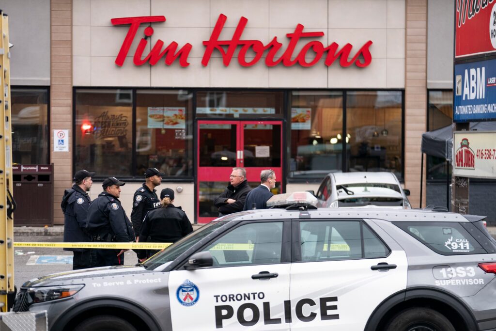 يواجه الرجل تهمة محاولة القتل في طعن ضابط شرطة تورونتو