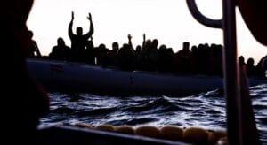 غرق قارب مهاجرين قرب الساحل اليوناني يؤدي إلى مقتل وفقدان 30 شخصًا من ليبيا