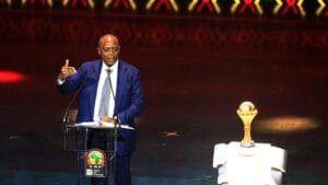 رئيس الكاف يزور السنغال بعد قرار سحب تنظيم كأس أمم أفريقيا لصالح المغرب