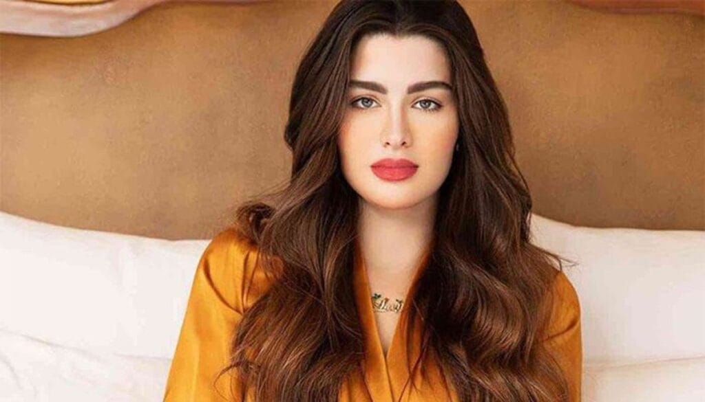 روان بن حسين تشعل مواقع التواصل في الأردن برقصة "الدبكة" في المطار