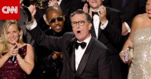 ستيفن كولبير ينهي مشواره في The Late Show.. ومذيع CNN يعبر عن مشاعره بكلمات مؤثرة