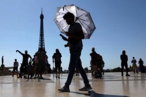 فرنسا تشهد موجة حرارة غير اعتيادية في وقت مبكر ووفاة رياضي بسبب تأثير القبة الحرارية
