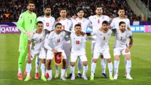 نائب الرئيس الإيراني يطالب بعودة النجم المخضرم آزمون للمنتخب قبل المونديال رغم اتهامات "الخيانة"