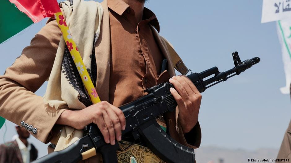 الحوثيون يعلنون استهداف سفينة سعودية والرياض تعترض مسيّرات..
