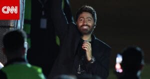تامر حسني يعبّر عن امتنانه للمواساة في وفاة والده ويثني على ألبومه الجديد