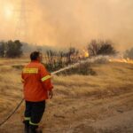 فرق الإطفاء في اليونان تواصل جهودها لمكافحة الحريق في شمال غرب أثينا