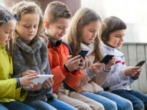 أطباء لـ«اليوم»: الاستخدام المفرط للألعاب الإلكترونية يضع الأطفال أمام مخاطر صحية ونفسية
