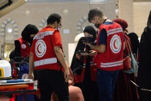 إنقاذ معتمر يبلغ من العمر سبعين عامًا من سكتة قلبية في المسجد النبوي خلال 13 ثانية فقط