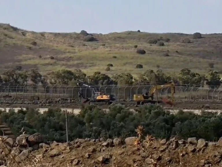 الاحتلال الإسرائيلي يستأنف أعمال مشروع «سوفا 53» غرب قرية العشة بريف القنيطرة - صحيفة الحرية