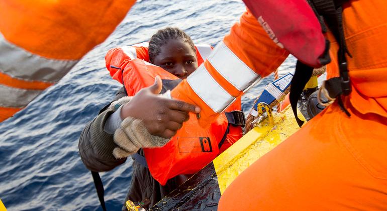 ثلثا الأطفال المهاجرين وصلوا إلى أوروبا بمفردهم عام 2025، مما جعلهم عرضة لاستغلال المهربين