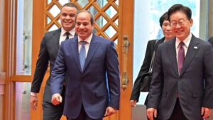 رواج لقطة من استقبال السيسي في كوريا وردود فعل مرافقيه