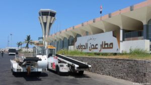 سقوط صاروخين أطلقهما الحوثيون داخل حرم مطار عدن جنوب اليمن