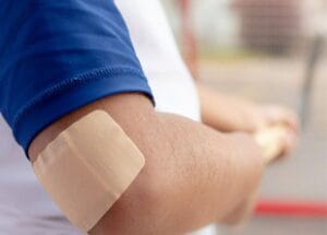 علماء يطورون ضمادة طبية مبتكرة لوقف النزيف باستخدام معدن "الزيوليت"